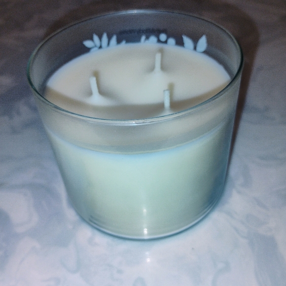 Bath & Body Works Strawberry Strudel 3 Wick Candle NWT - Picture 4 of 5